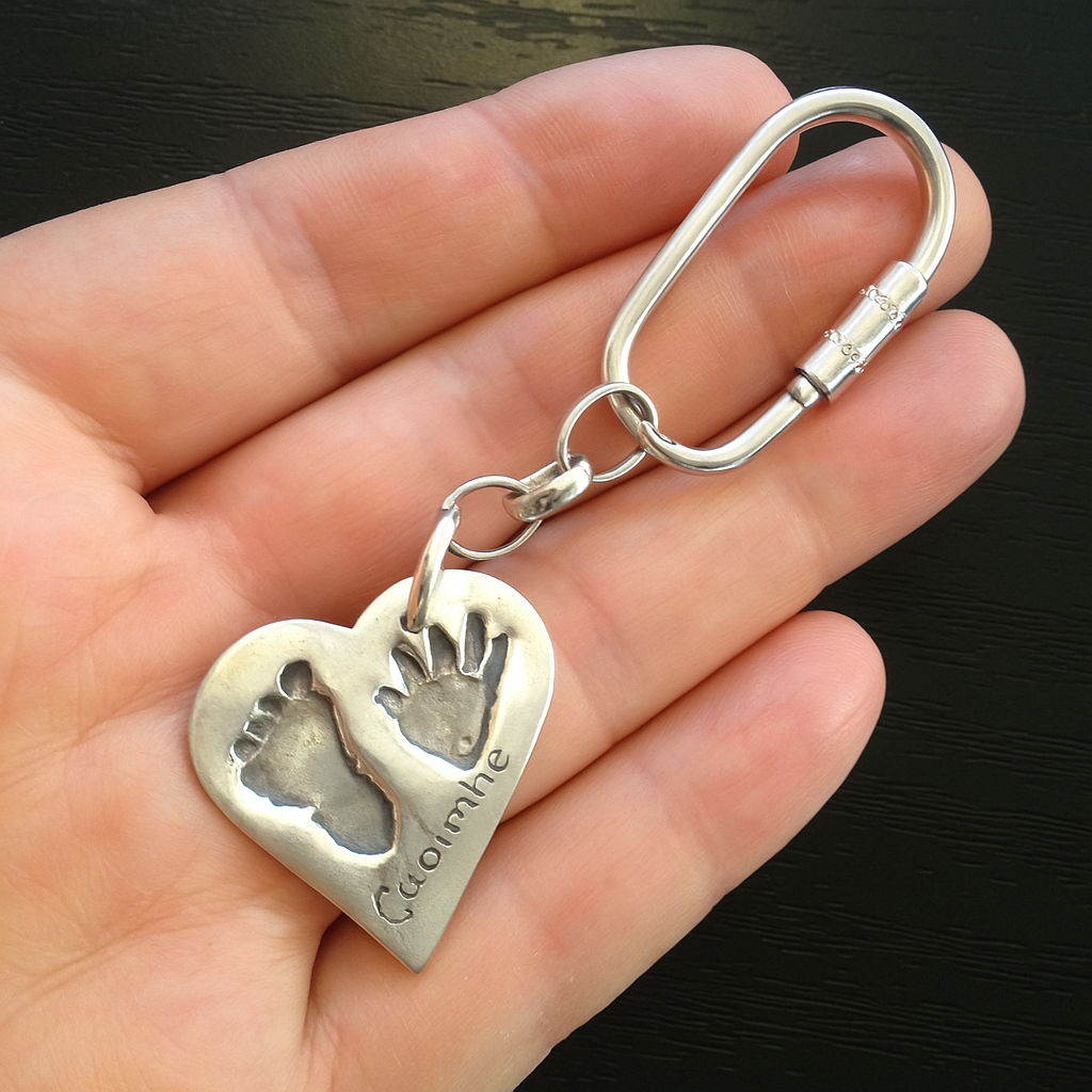 20250911_1332_Handheld Heart Keychain_remix_01k4vwn69we36rpq3bsgpzbrb9